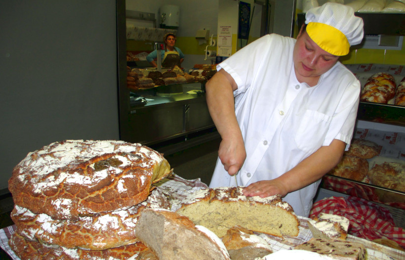 En varias panaderas del Mercado podis comprar el pan de maz para acompaar a las sardinas