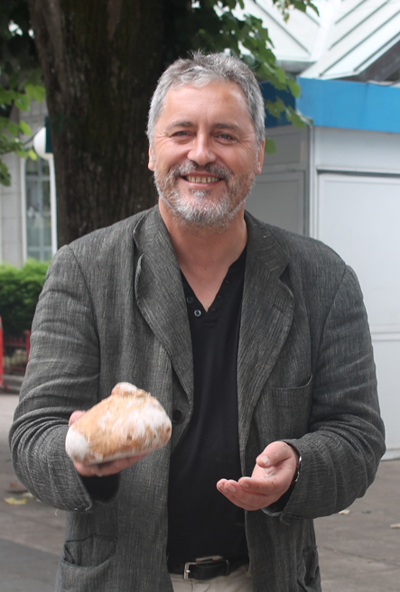 Manuel Rivas en la Plaza de los Libros de Carballo