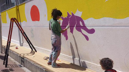 Rachele Cavallo pintando en el CEIP Bergantios